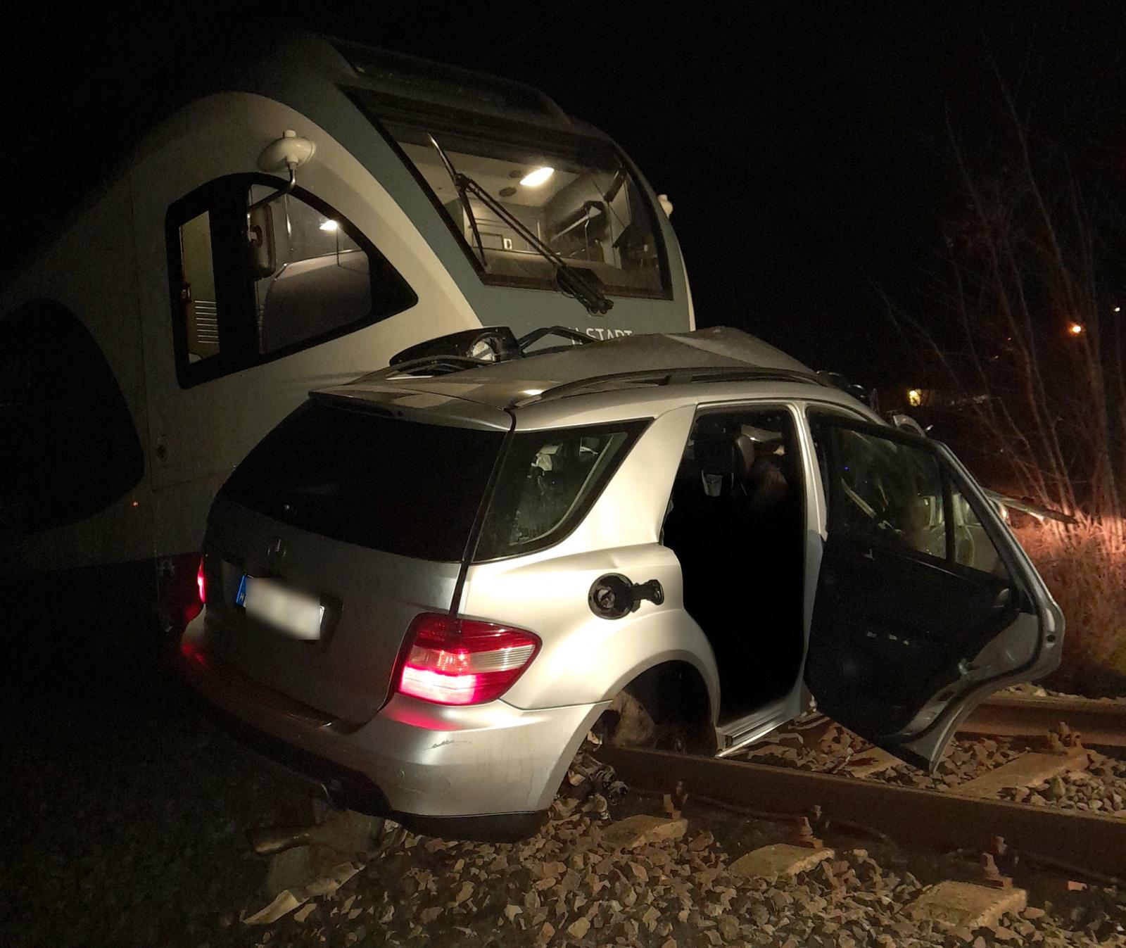 Tilos jelzésnél hajtott átjáróba Sátoraljaújhelynél egy autó, mind a négy utasa meghalt, amikor jött a vonat