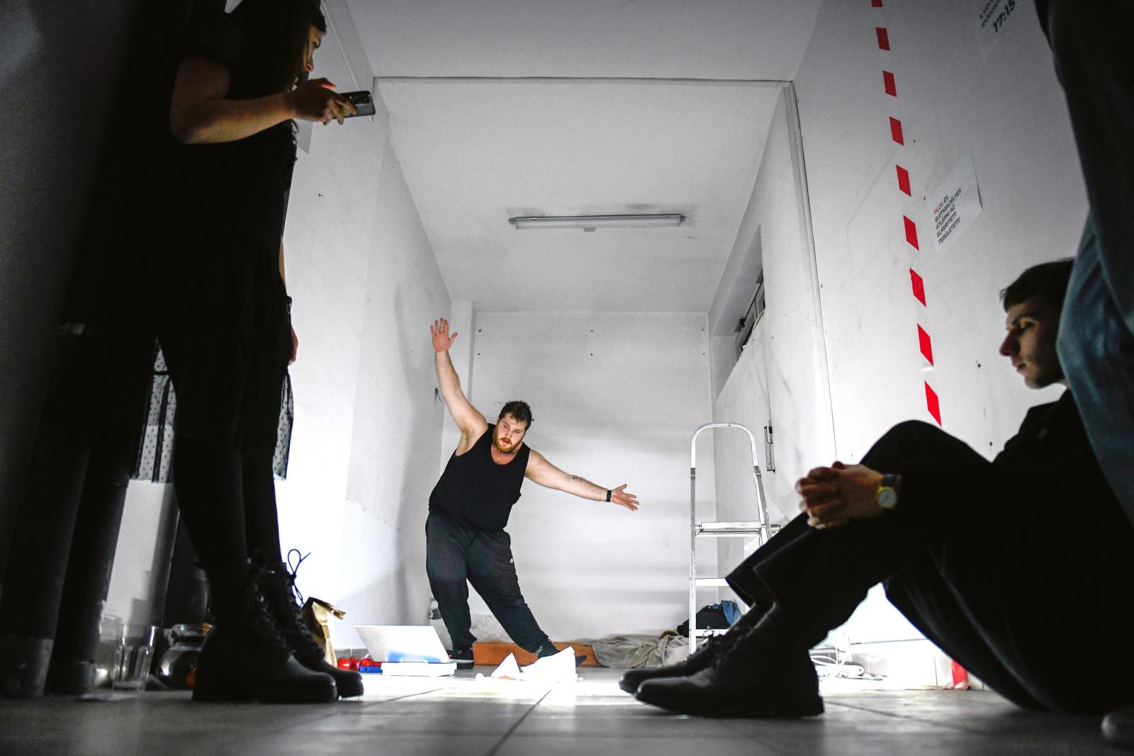 „Túlélni a féldecis rezsimeket” – Biztosabb helyen, bizonytalan jövővel nyitott meg Freeszfe új oktató- és alkotóműhelye