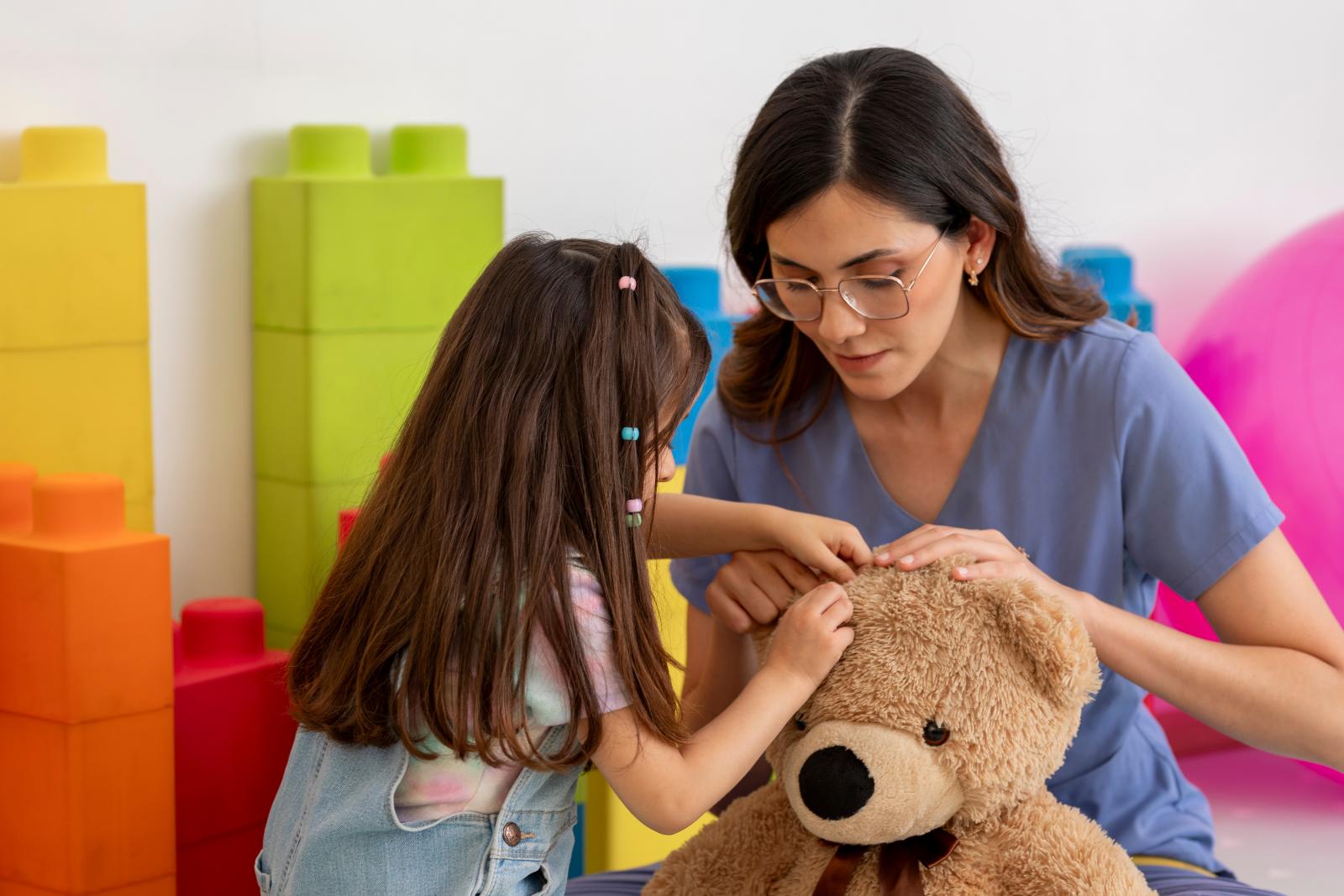 Már dolgozhatnak az első óvodai nevelők, de a felsőfokú végzettségű óvodapedagógusokat nem lehet helyettesíteni velük