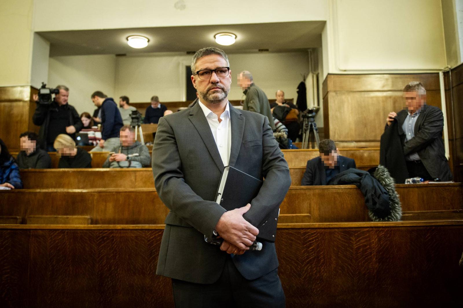 Több mint négyszázmillió forint vissza nem térítendő támogatást vettek fel a Simonka-ügy fővádlottjai a büntetőper kezdete óta