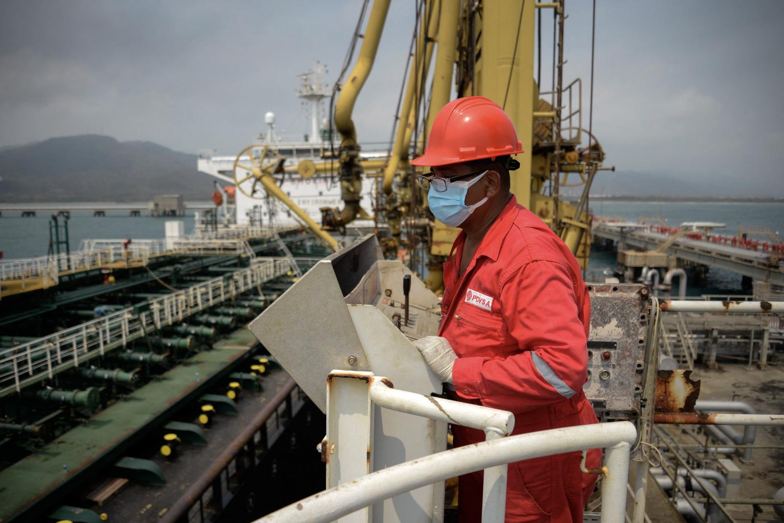 Hosszú távú ellenőrzés alá vonná a venezuelai kőolajeladásokat a Trump-adminisztráció, a caracasi vezetés már engedett is