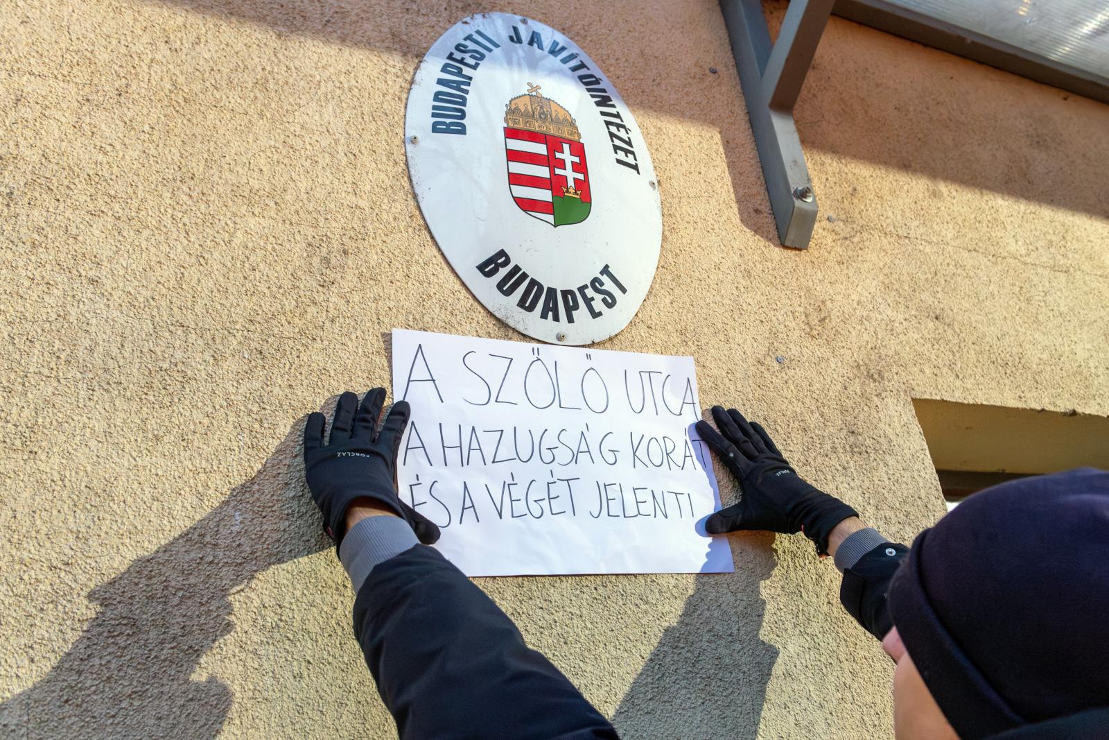 Földön csúszó fiúk, menekülő dolgozók a Szőlő utcai javítóintézetben