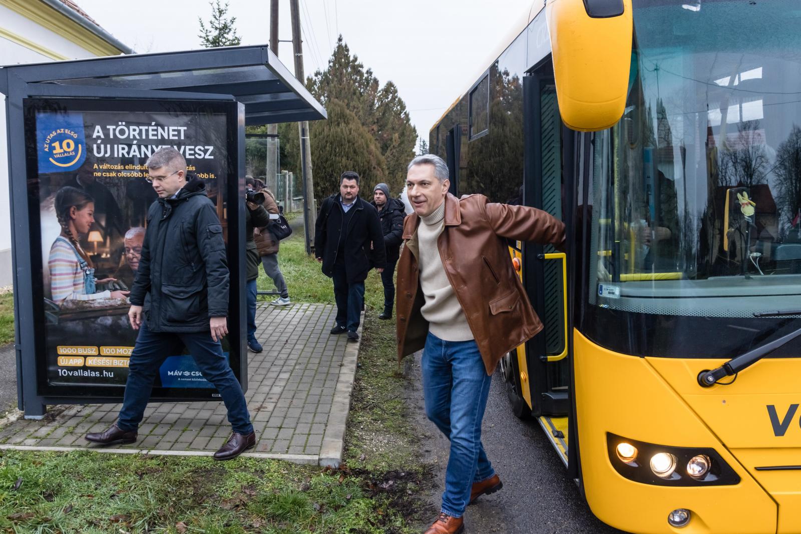 Lázár János: Országszerte 10-20 perceket késnek a buszok