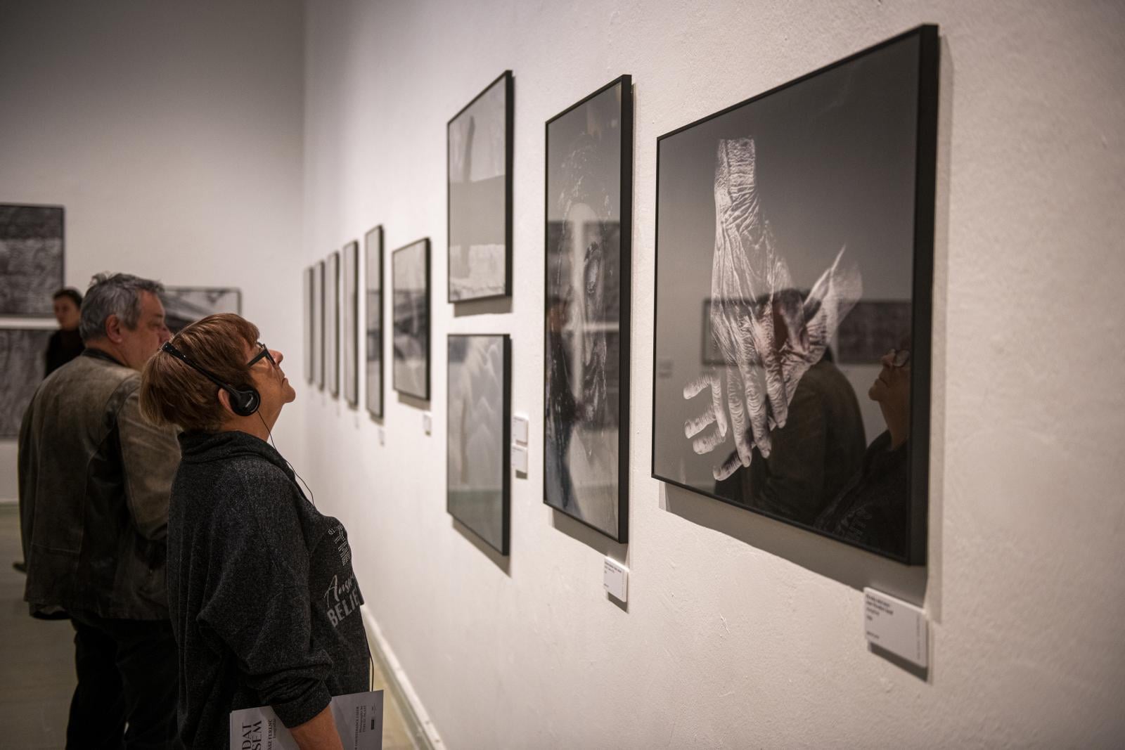 A tárlaton látható az ikonikussá vált 1966-os fotó is, amelyik Piroska néni kezét ábrázolja