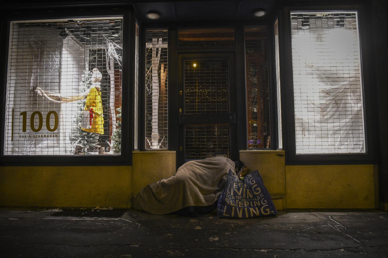 Az extrém hideg ellenére sok hajléktalan továbbra is az utcán tölti az éjszakát, és nehéz rávenni őket arra, hogy bemenjenek a melegedőkbe