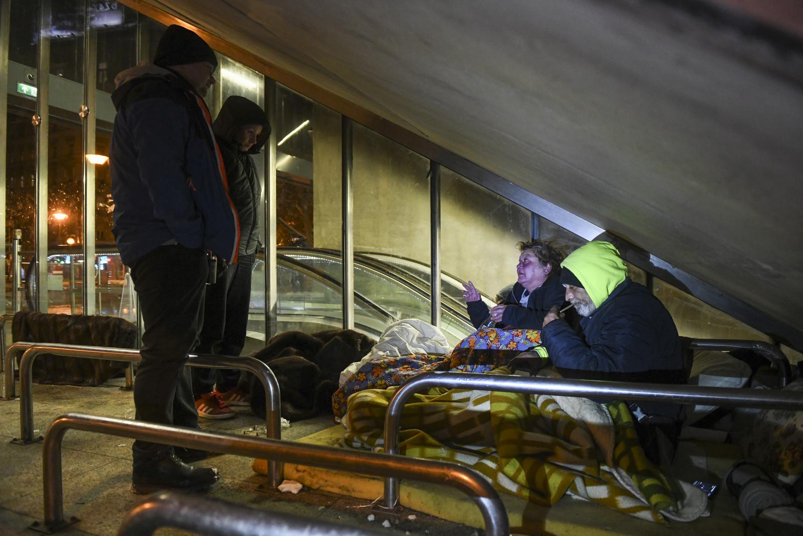 Éjjeli életkép a Rákóczi téren, a metró lejárója mellett