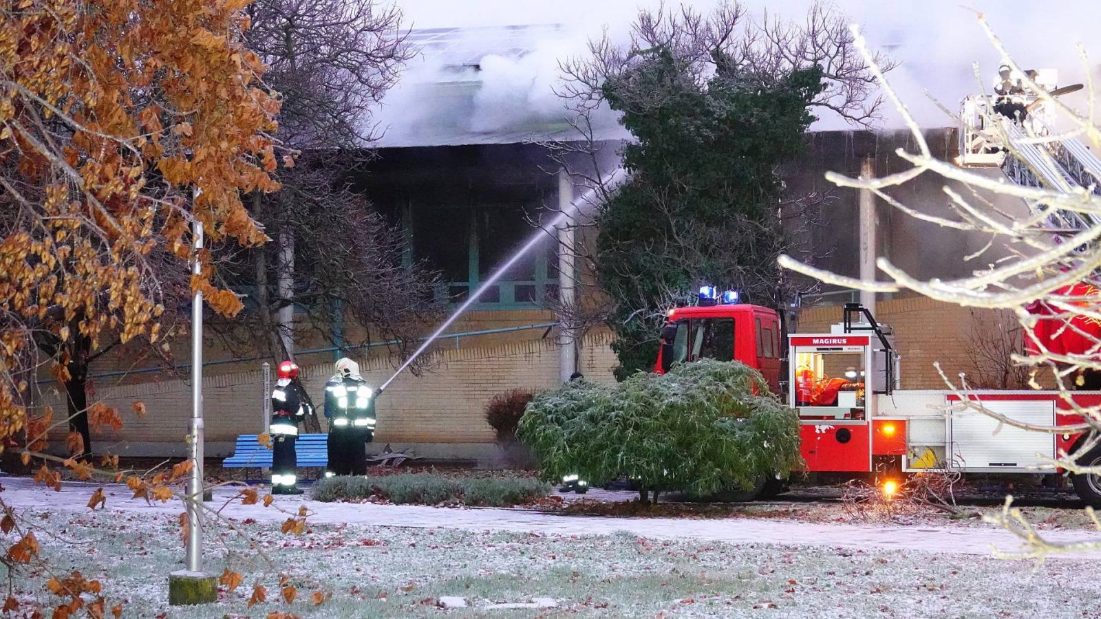 Tűzoltók oltják a szentesi sportcsarnokban keletkezett tüzet 2021. december 28-án