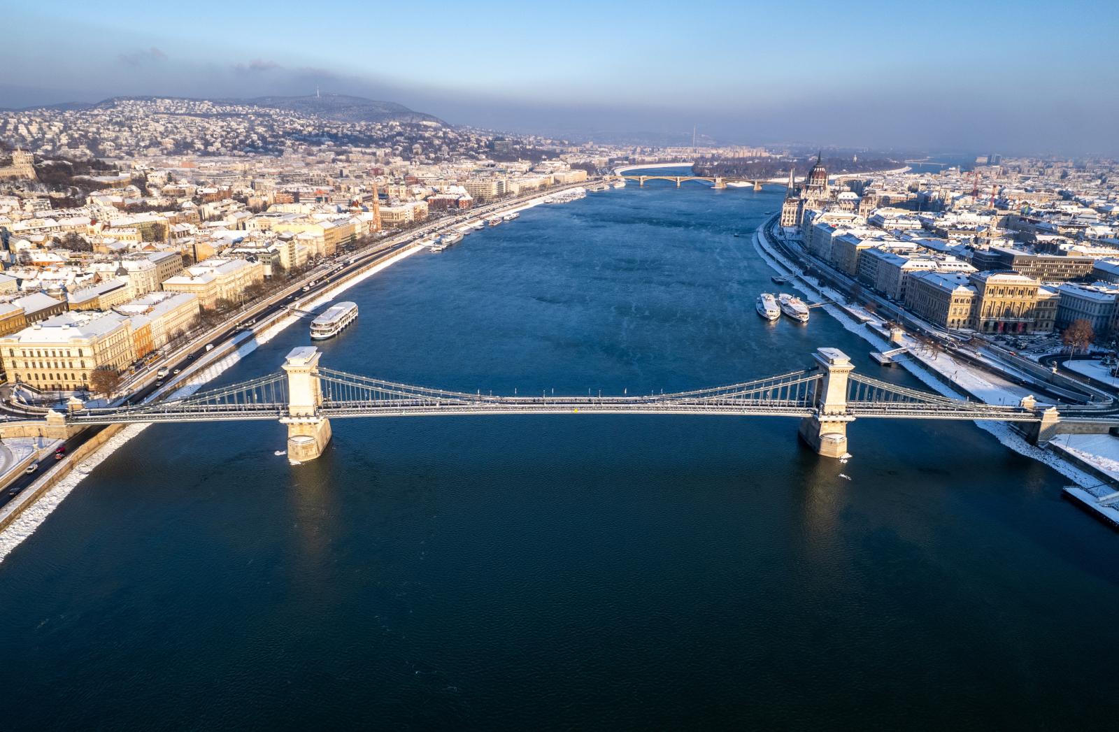 Elkezdett befagyni a Duna, a jégre menni tilos és életveszélyes