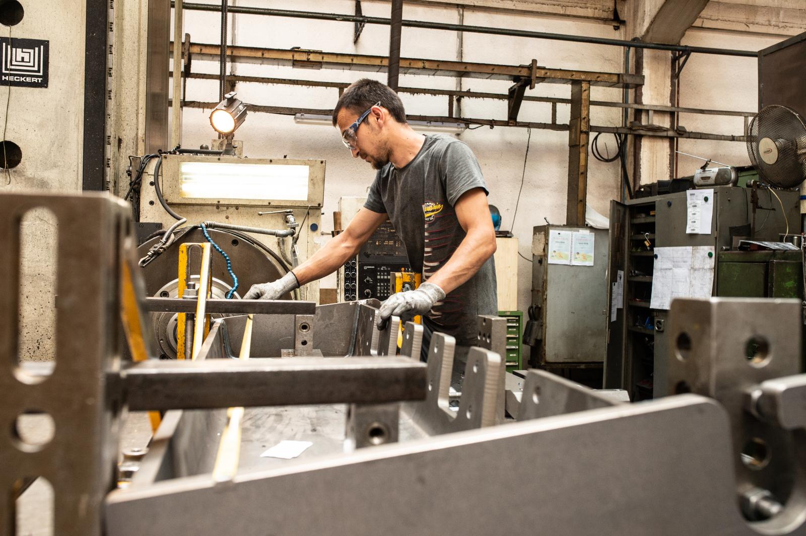 Brutálisan visszaesett Magyarországon az ipari termelés, az Orbán-kormány „háborús ellenszélről” beszél