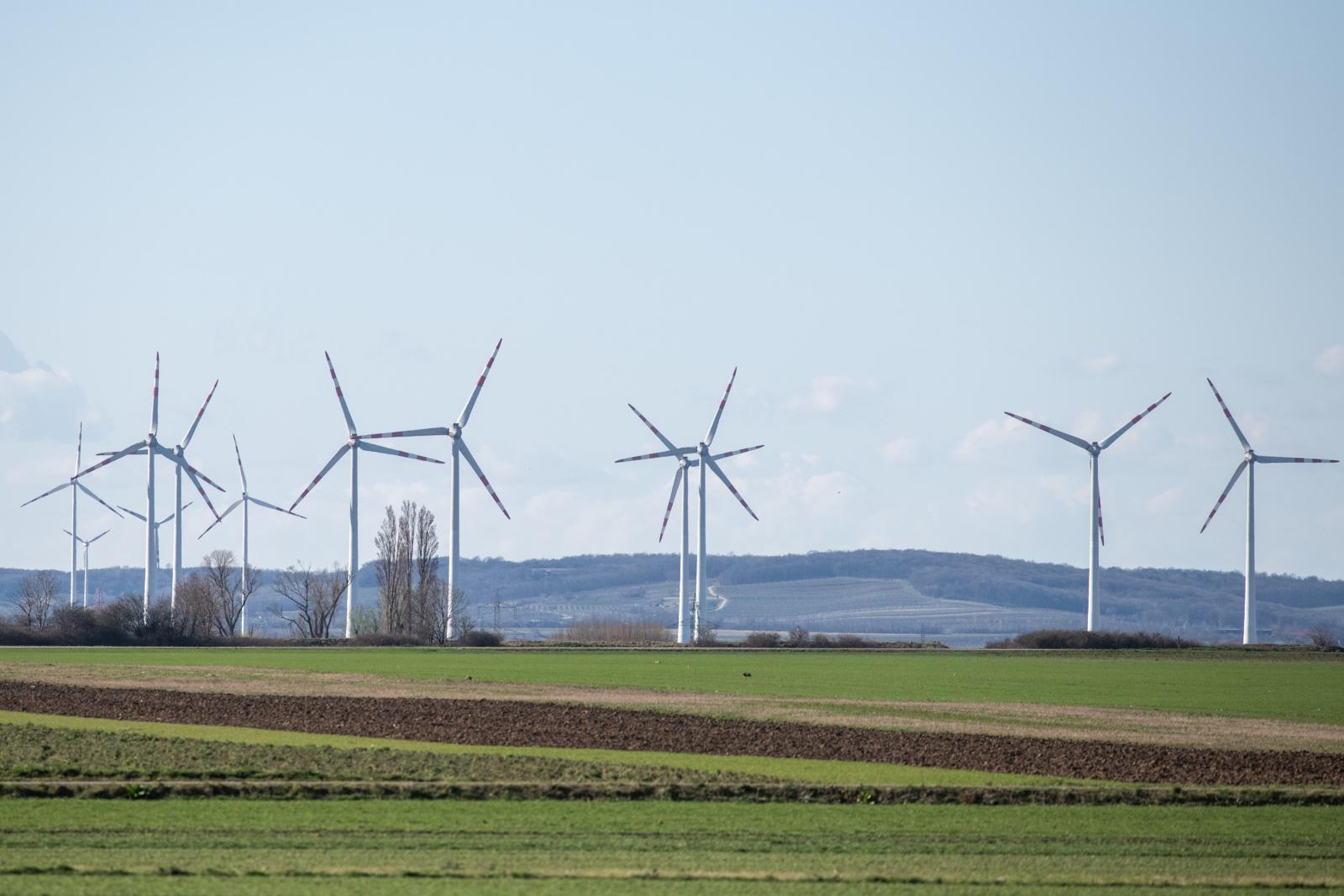 Szélcsend: az Orbán-kormány indokolatlanul fosztja meg Magyarország 95 százalékát a szélerőmű-telepítések lehetőségétől