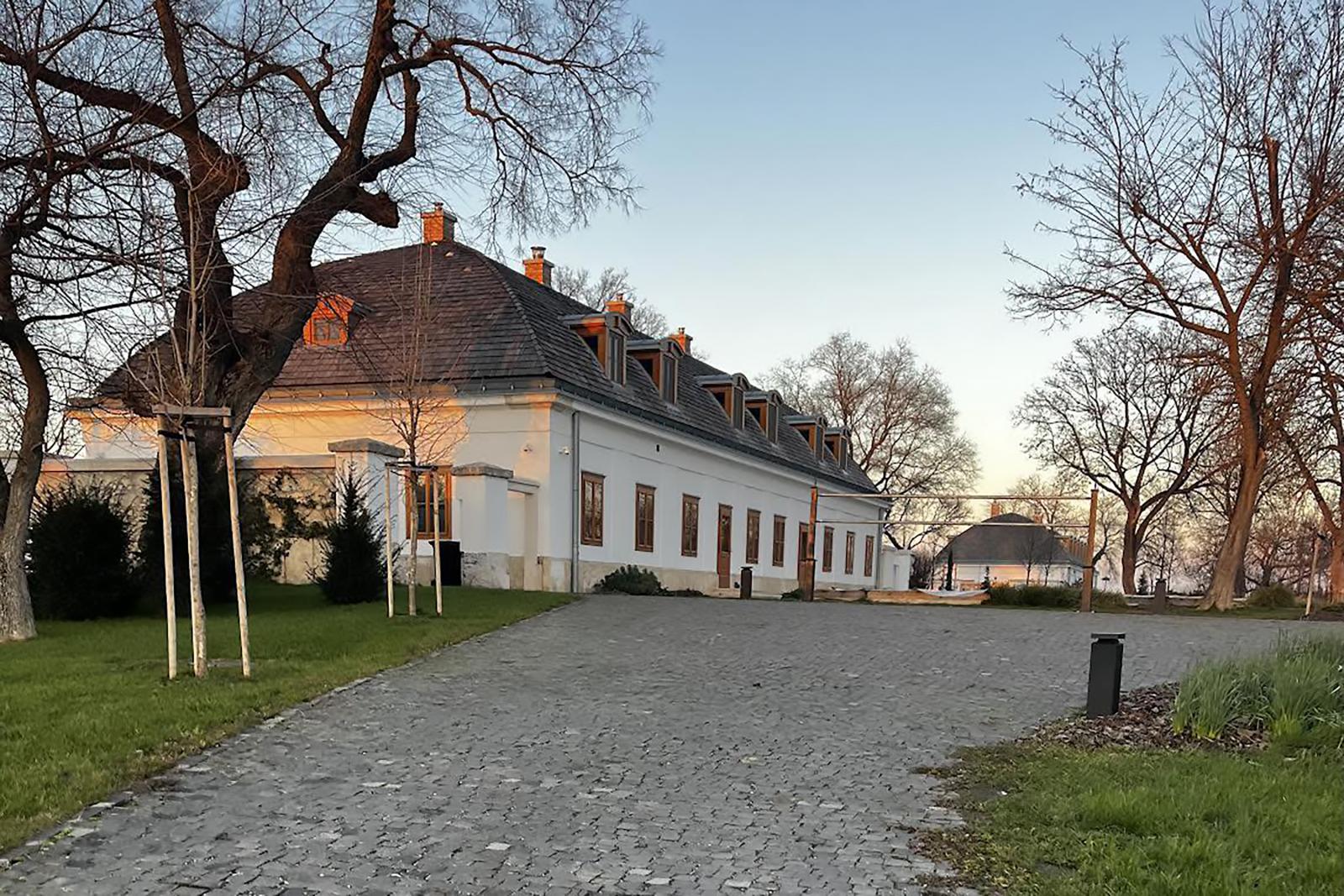 Hadházy Ákos: Hatvanpuszta minden szobájára jut egy cserépkályha, azokba pedig egy falunyi tűzifa