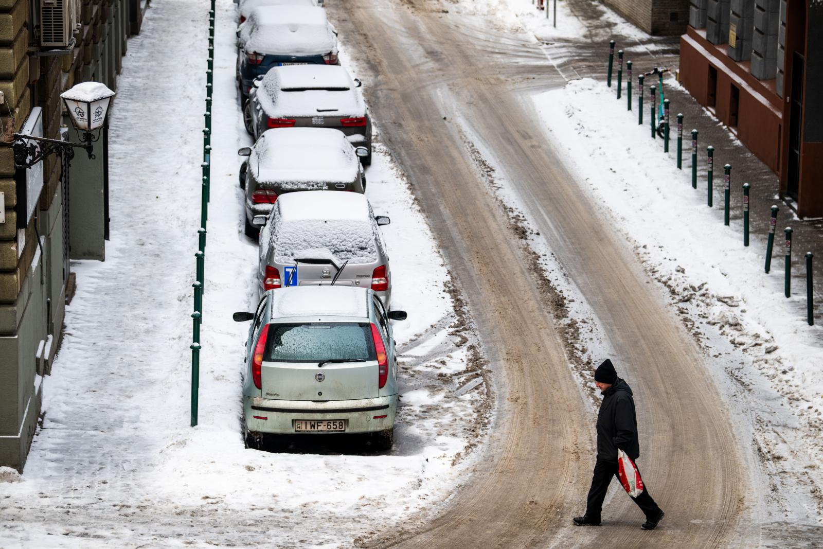Egyre többen csúsznak el a jeges időben, a kórházak műtéteket is elhalaszthatnak