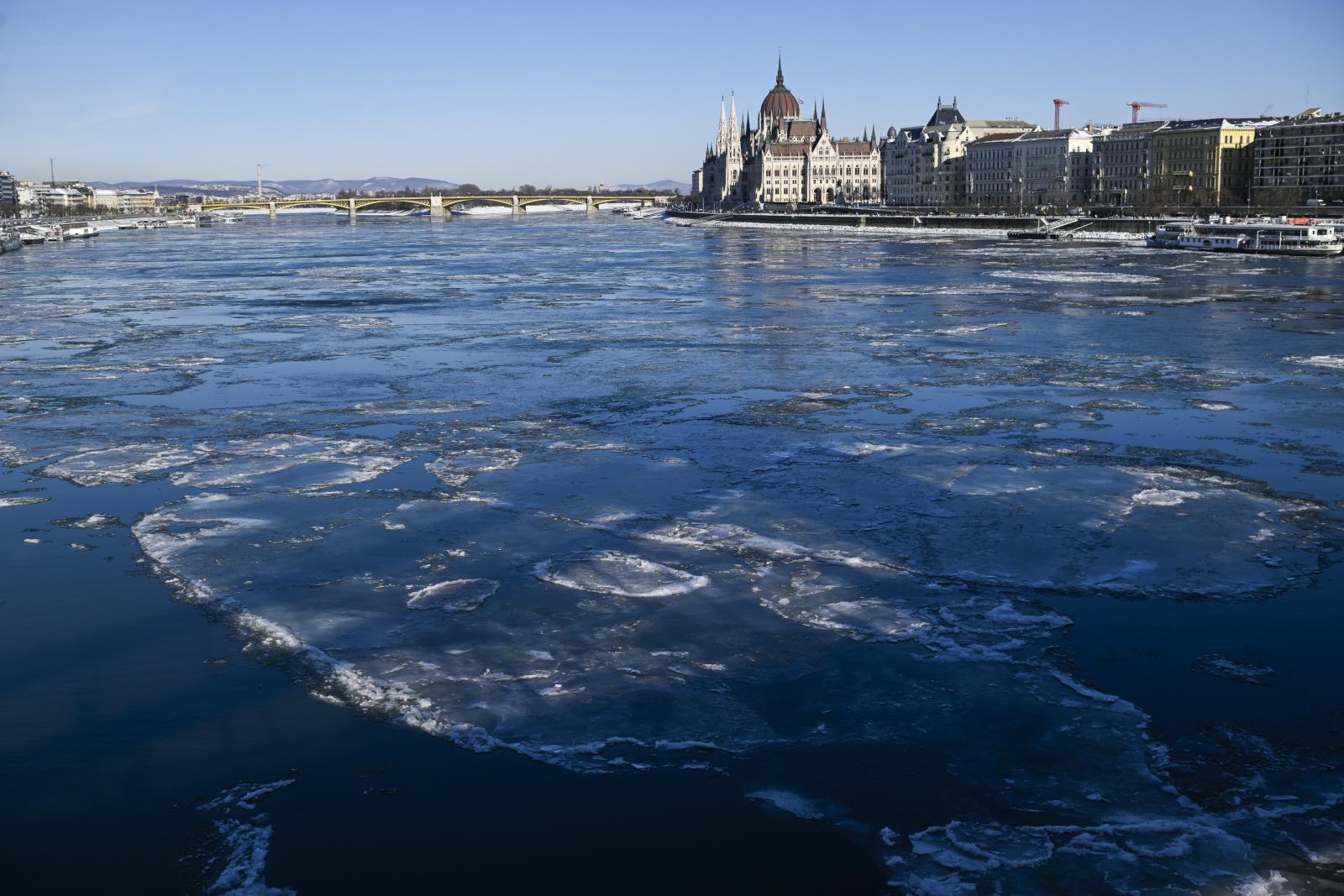 Valaki a Duna közepén, a jégen álldogált a Margit híd alatt