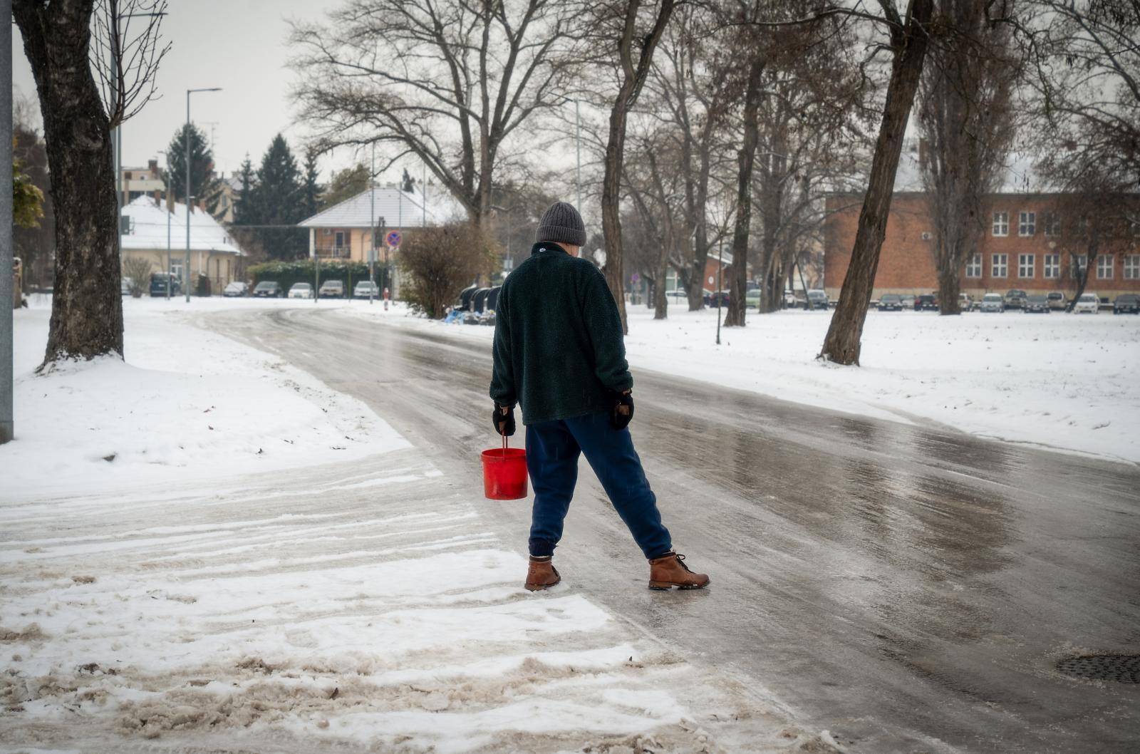 Két vármegyében továbbra is ónos esőre figyelmeztetnek, néhol viszont már 10 fok fölé melegedhet a levegő