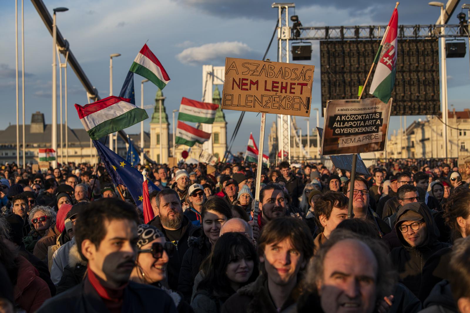 Tudjuk, hogyan kell megváltani a világot, csak nem megy, de legalább itt a javaslat, hogy Európa végleg szakítson az Egyesült Államokkal