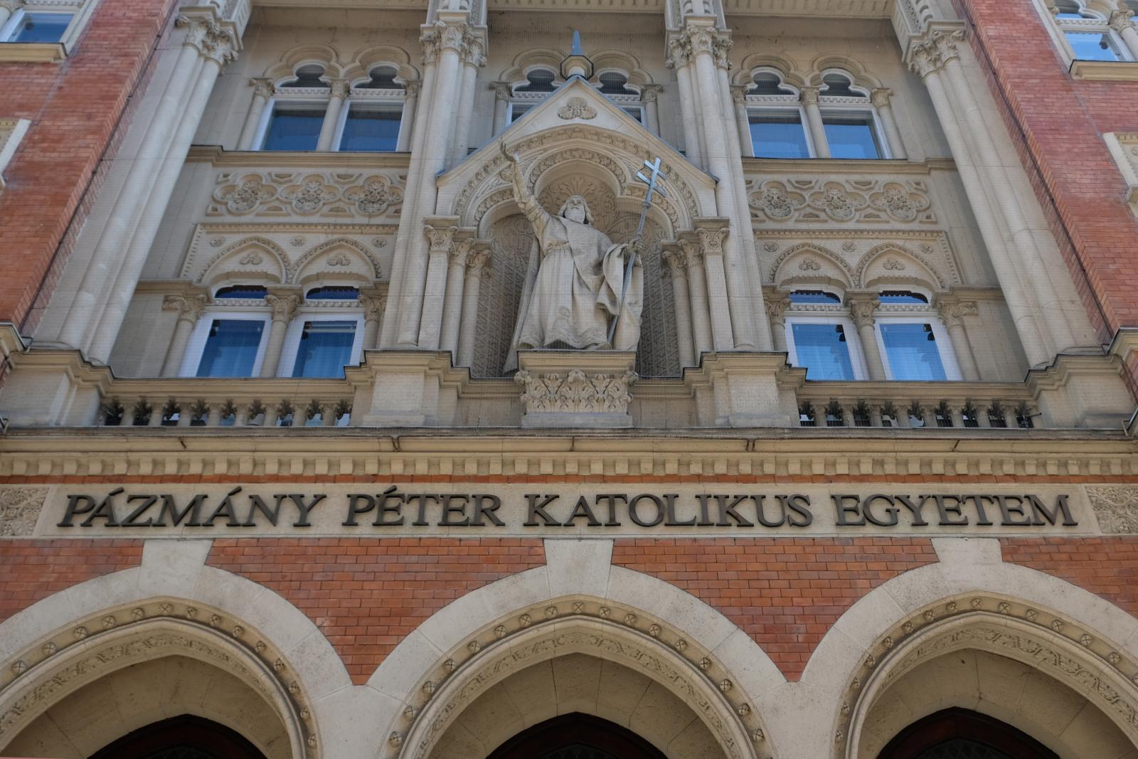 Pert nyert a PPKE ellen az oktató, akit azért rúgtak ki, mert írt egy LMBTQ-témájú tanulmányt