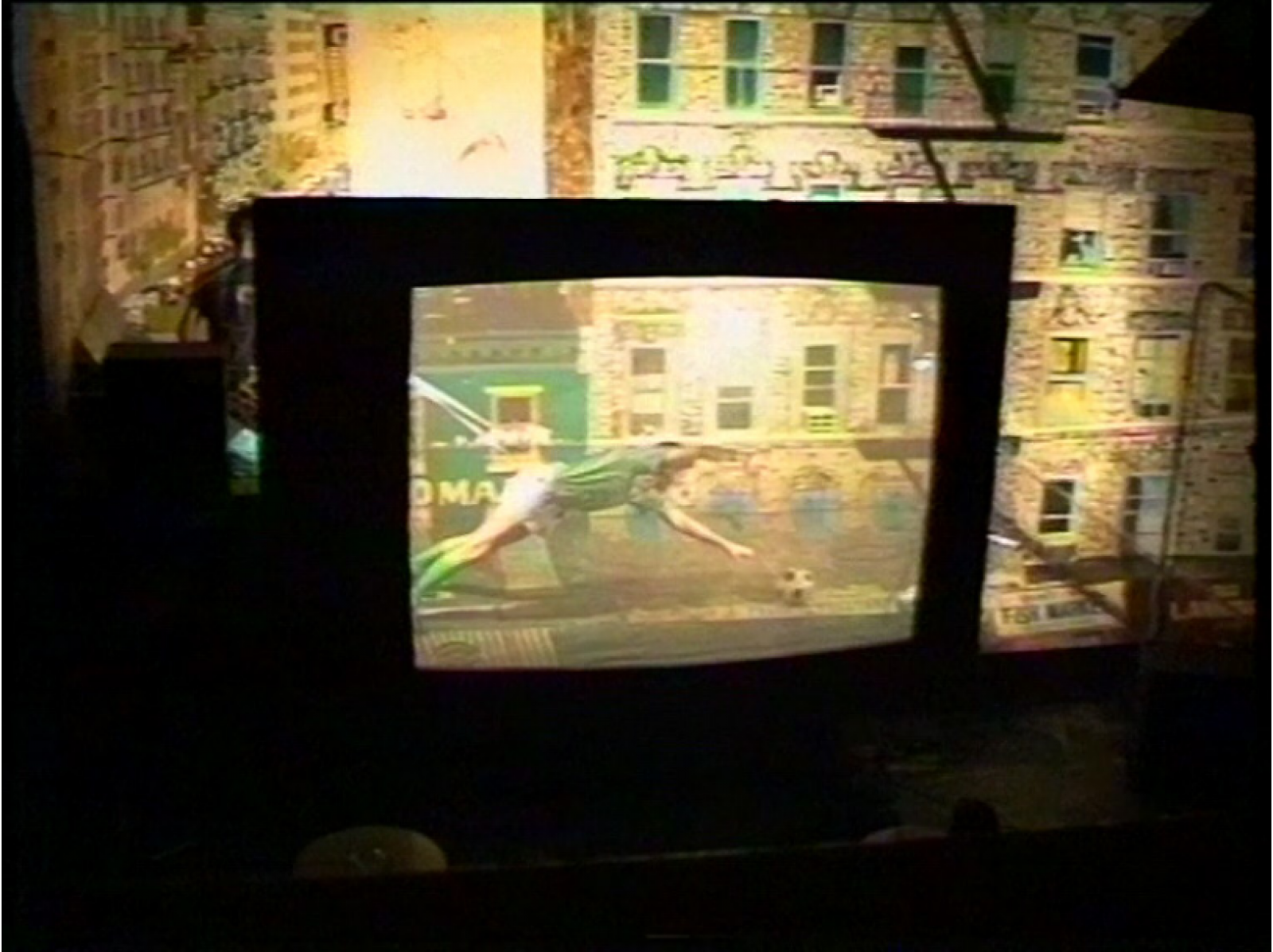 A Vákuum TV nagy méretű, fából készült tévékerete