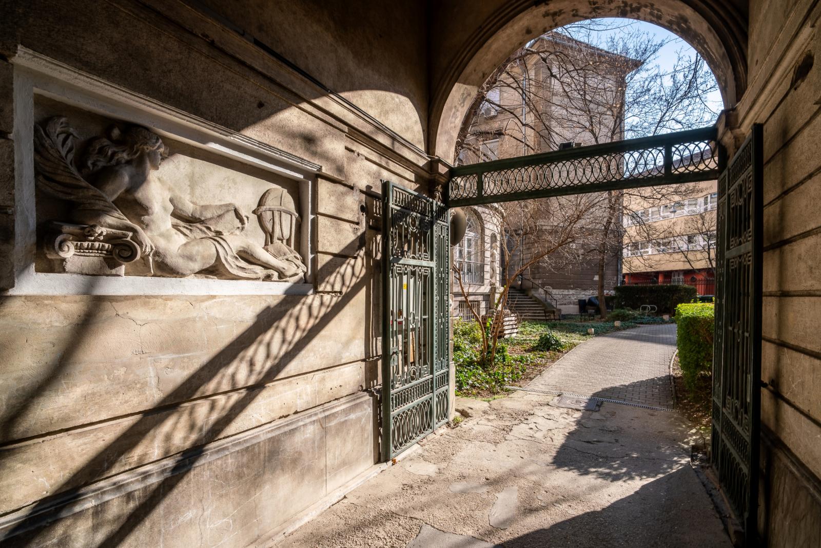 Képek az enyészet és megújulás határáról