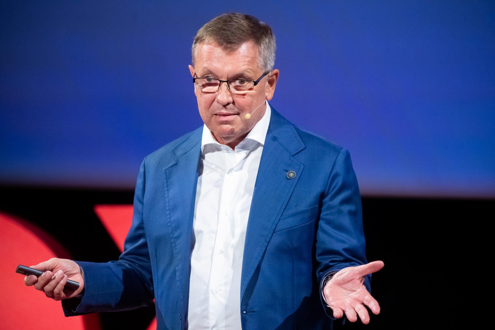 A NER kedvenc éttermében veszi fel a videóit Matolcsy György