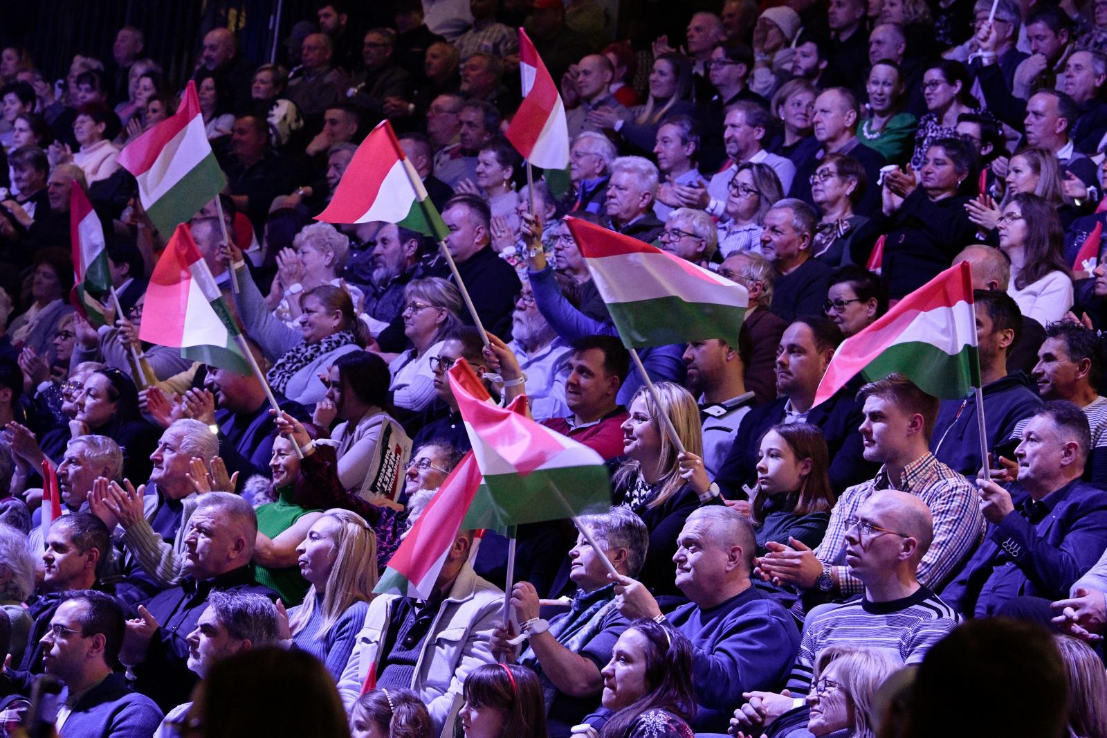 „Nyugaton egy gyerekből már csinálnak bármit, kiskutyát vagy csillárt” – Videó 2026 első fideszes DPK-nagygyűléséről