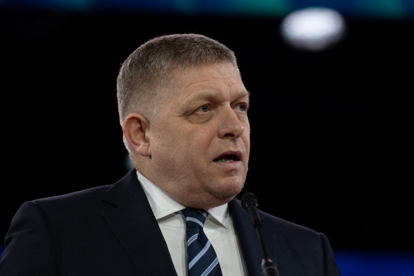 Robert Fico közölte, Donald Trump a nappalijában fogadta, ami a tisztelet és a bizalom kifejezésének számít