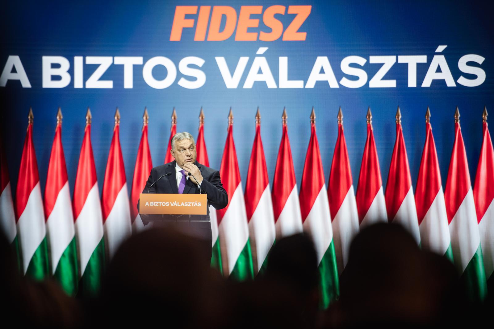 Lázár János bocsánatot kért a cigányoktól, Orbán Viktor a volt III/II-es Szita Károly mellett anektodázott az 1956-os forradalmár Eörsi Istvánról