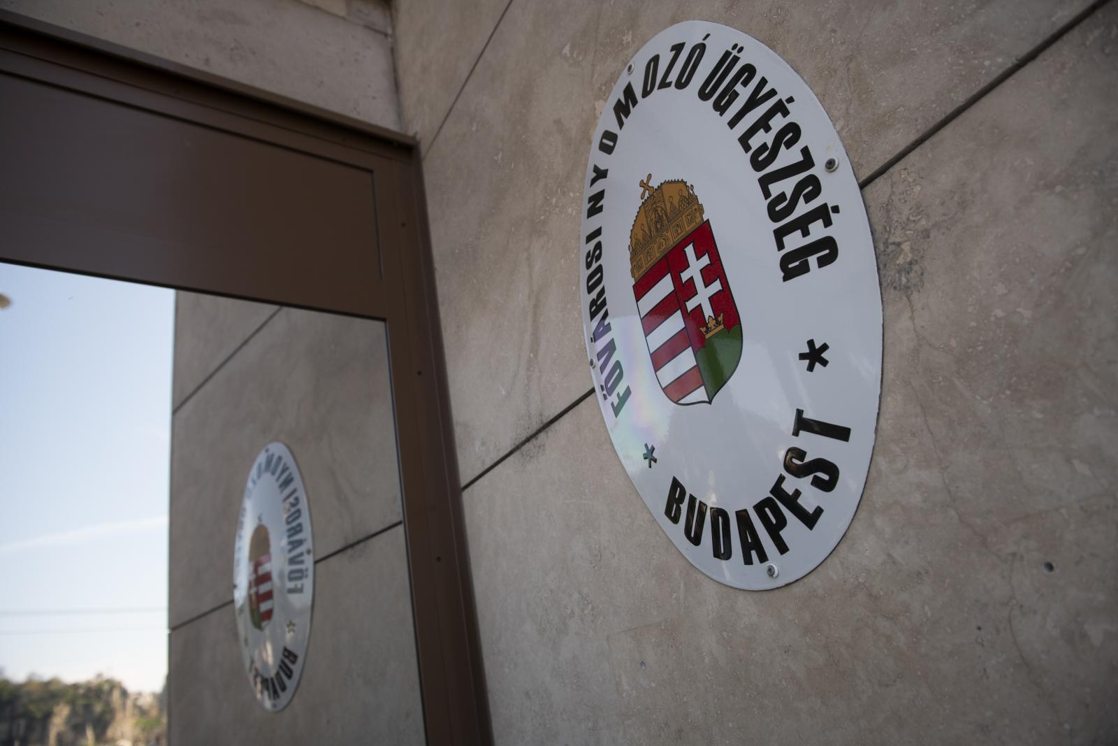 Vádat emeltek a férfi ellen, aki megnevezte, melyik politikusoknak szállítottak gyerekeket