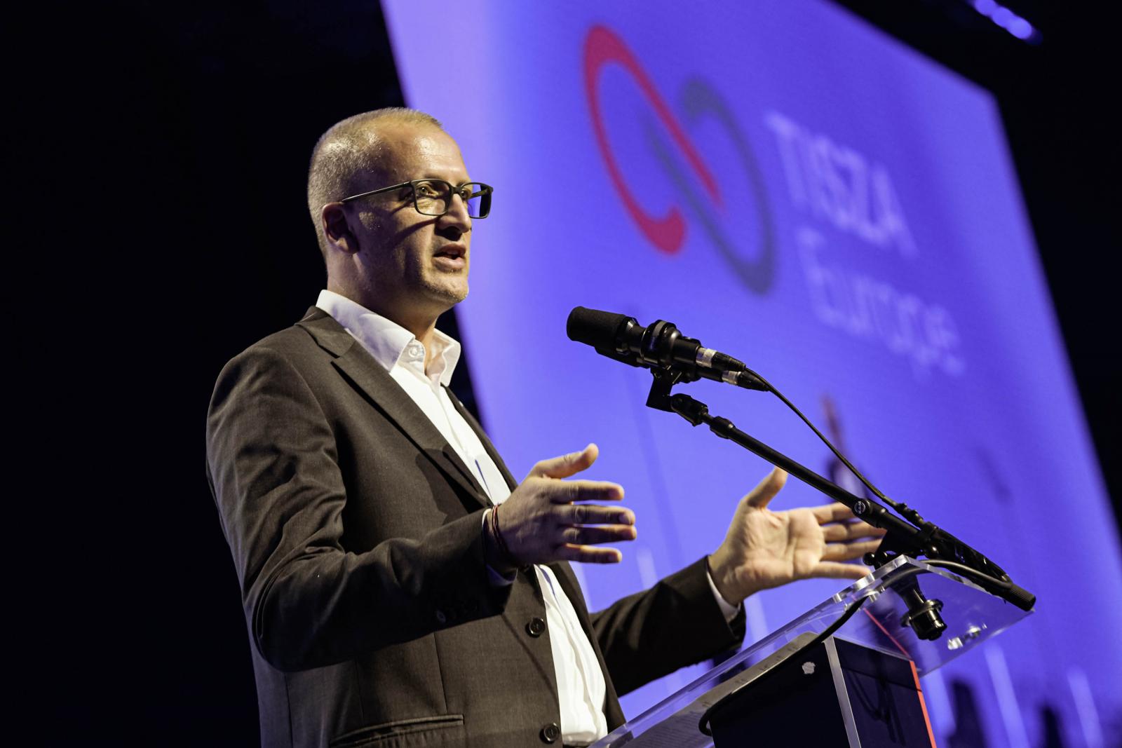 Jogellenesen rúgták ki utolsó civil munkahelyéről a Tisza Párt politikusát