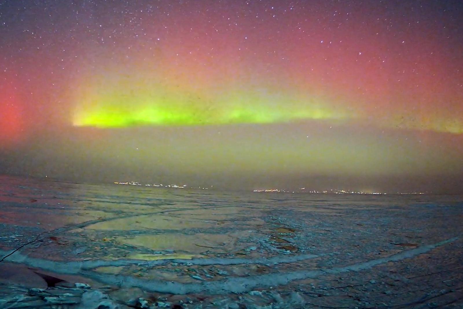 Sarki fény tükröződött a Balaton jegén (videó)