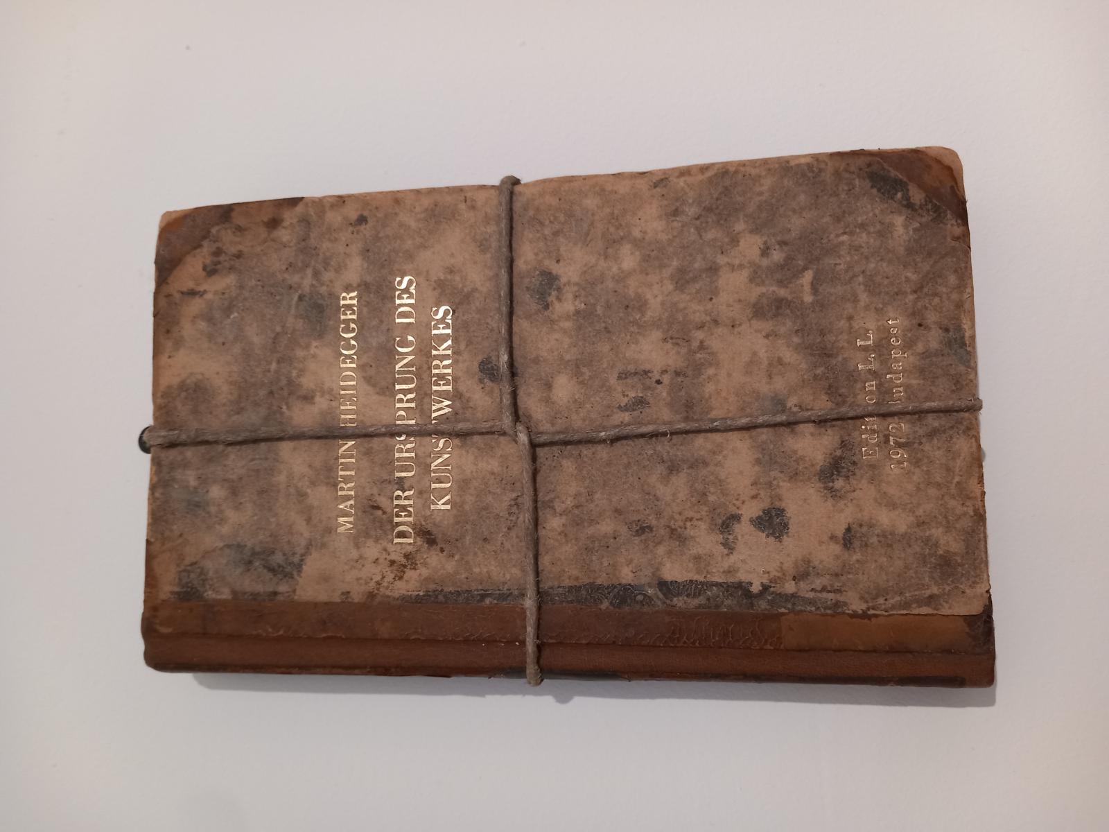 Lakner László egyik könyvobjektje az Esztétikák című művéből