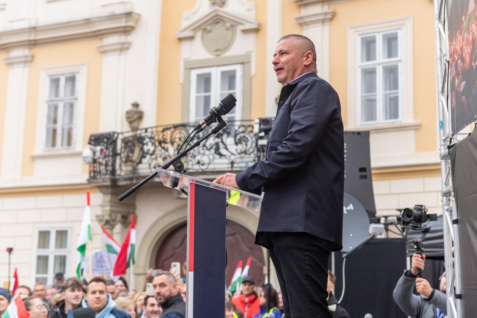 Továbbra is rendőrségi eljárás folyik Ruszin-Szendi Romulusz ellen, állítólag egy budapesti fórumra is magával vitte fegyverét