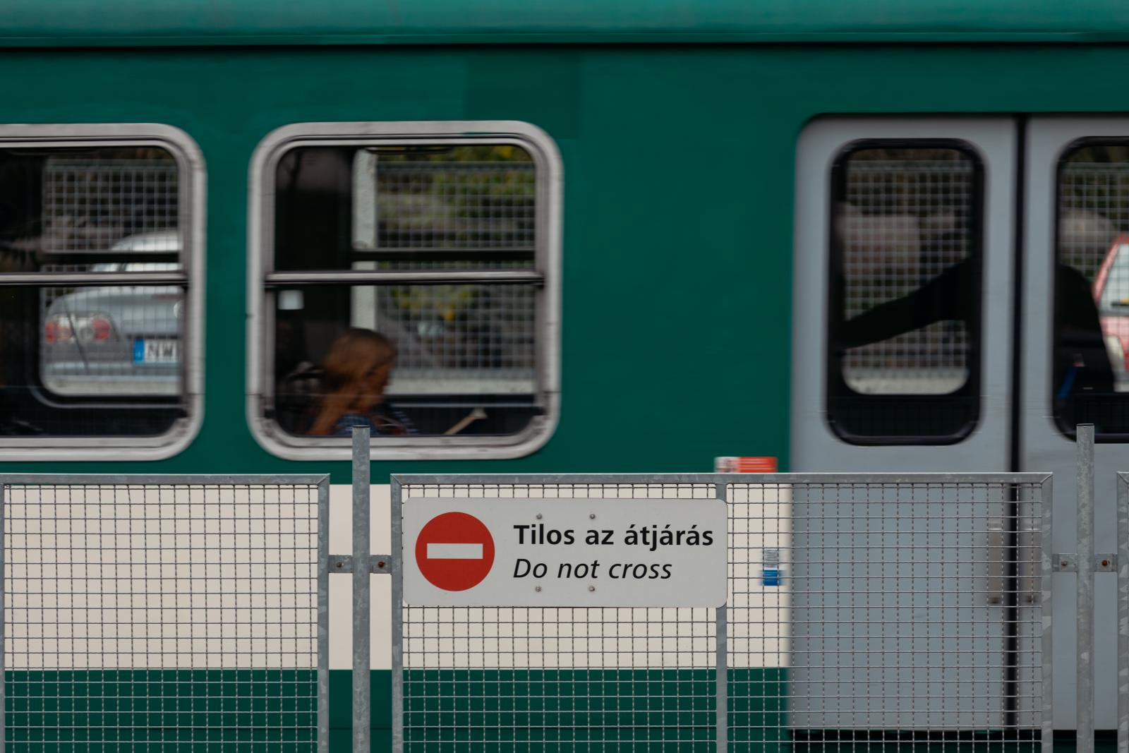 Ököllel ütötte és a sínek közé lökte a jegyellenőrt az egyik utas a szentendrei HÉV állomásán