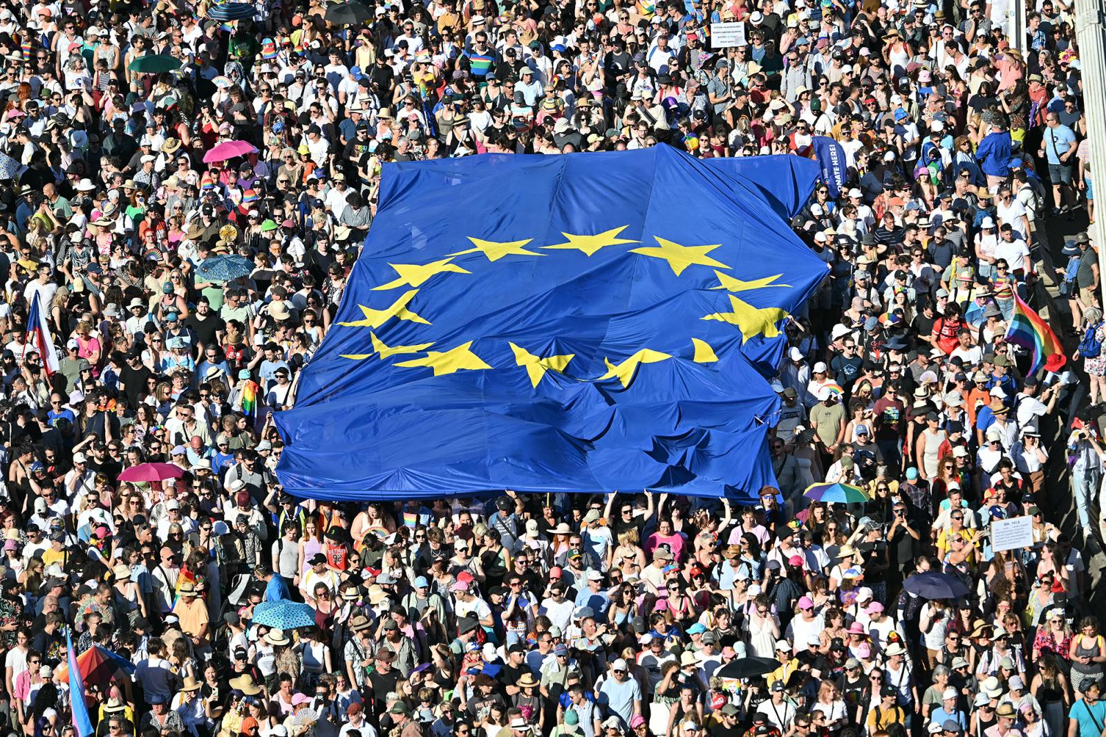 Csaknem ötven közéleti személyiség, kutató, volt miniszter, diplomata, művész és több civil szervezet áll ki Magyarország EU-tagsága mellett