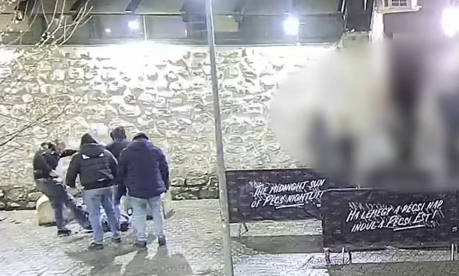 Videón, ahogy kidobó üt-rúg egy földön fekvő férfit a razzia célpontjává váló pécsi szórakozóhely előtt