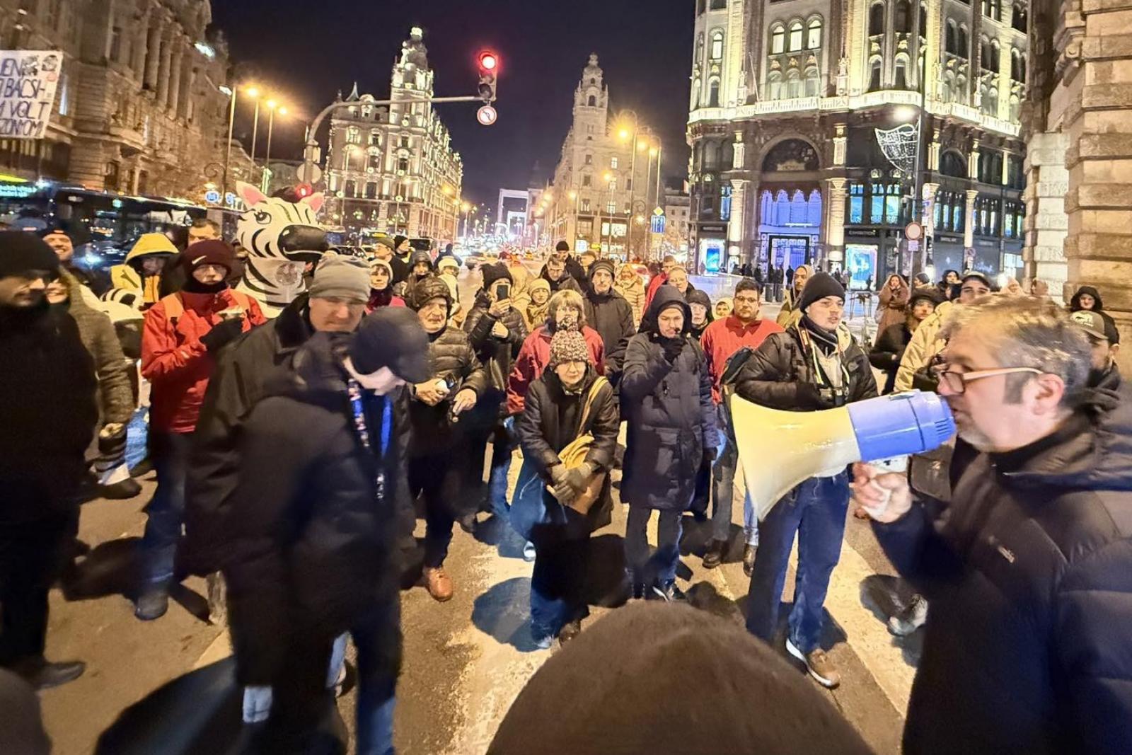 Hadházy Ákos tüntetésén a 87 éves Éva néni visszaküldte a feladónak Orbán Viktor üzenetét