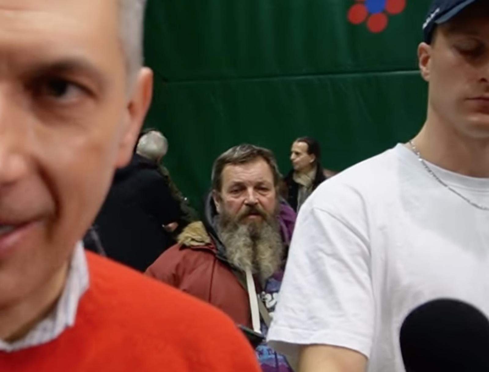 Lázár János csepeli fórumán is feltűnt az a férfi, akit elítéltek, miután őrjöngve akasztással fenyegette a Tisza Párt aktivistáit – Videó!