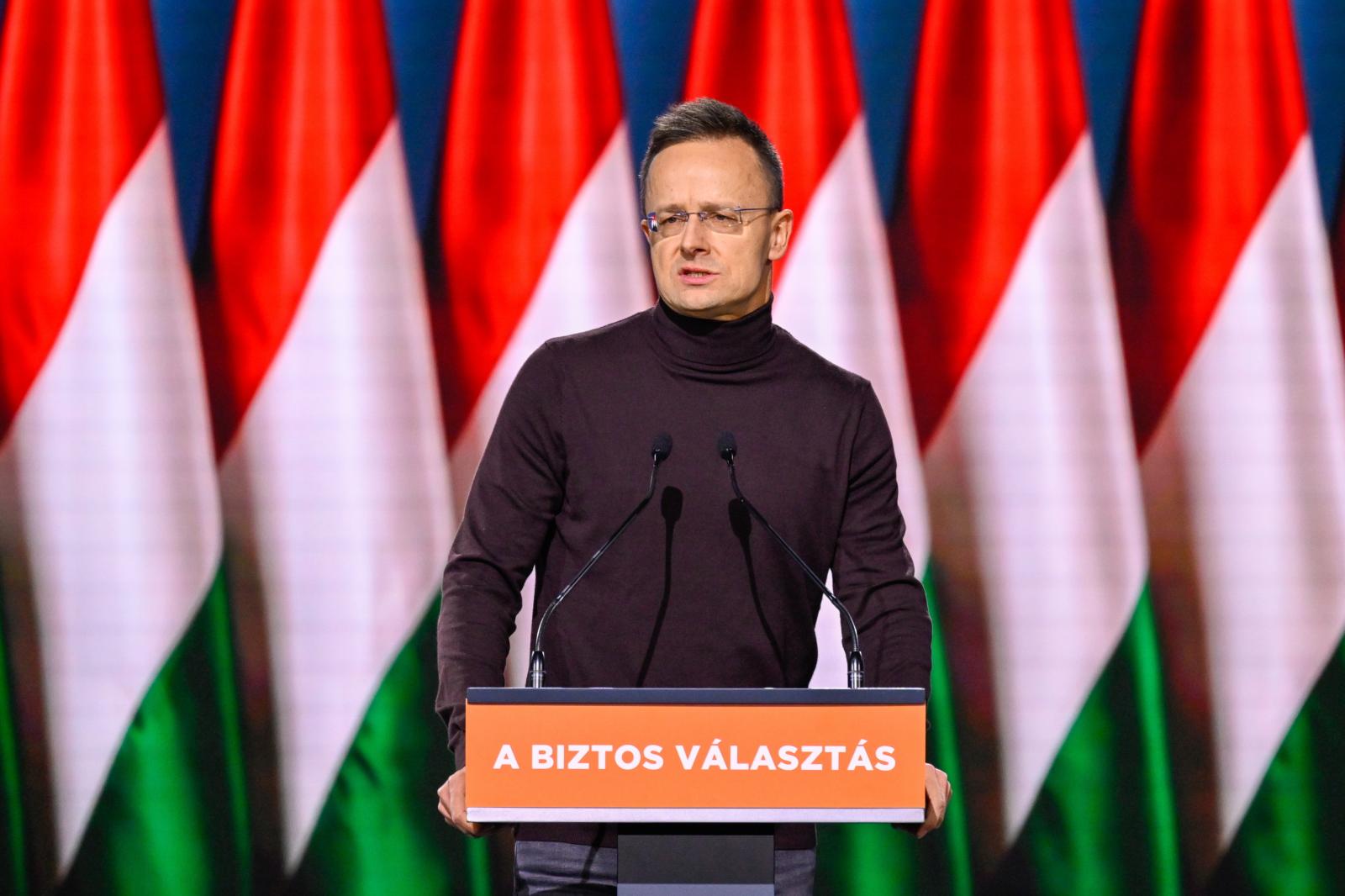 Ukrajnában bekérették a magyar nagykövetet az Orbán-kormány nemzeti petíciója miatt, Szijjártó Péter kiakadt