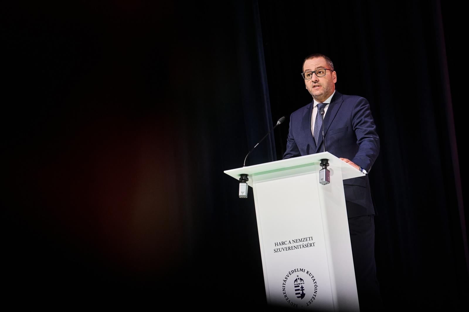 2,1 milliárd forintot, a költségvetésének negyedét költötte el a Szuverenitásvédelmi Hivatal Balásy Gyula cégeinél