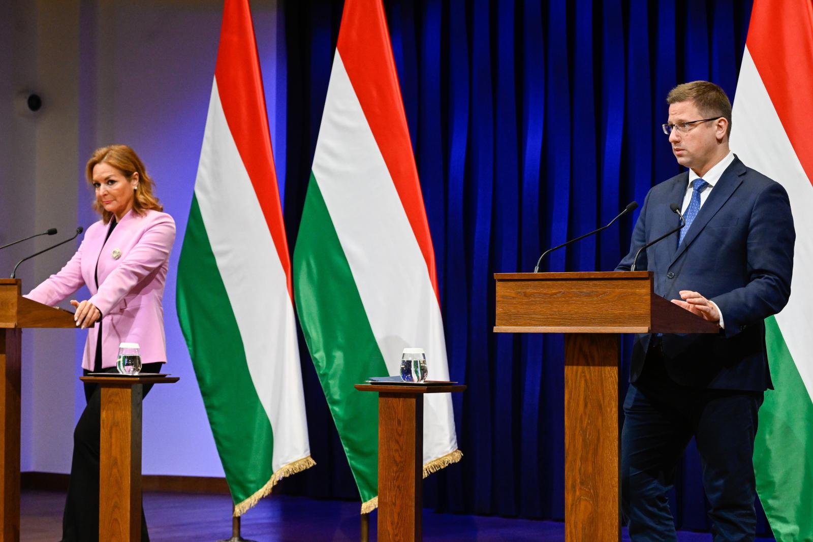 Magyar Péter vezet, az Orbán-kormány próbálja betiltani a jogot – Kormányinfó percről percre