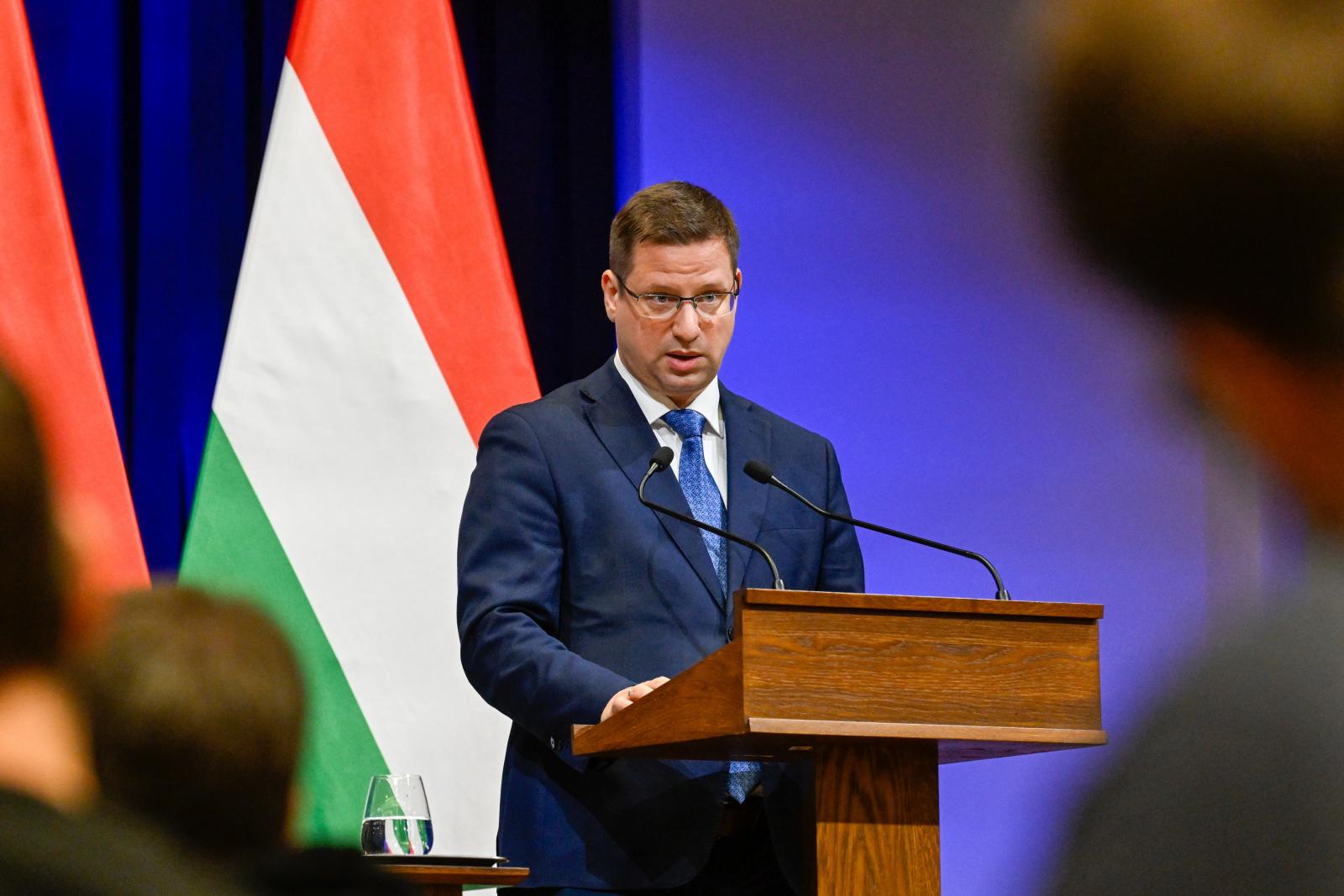 Gulyás Gergely szerint vállalkozásoknak nem jár a rezsistop