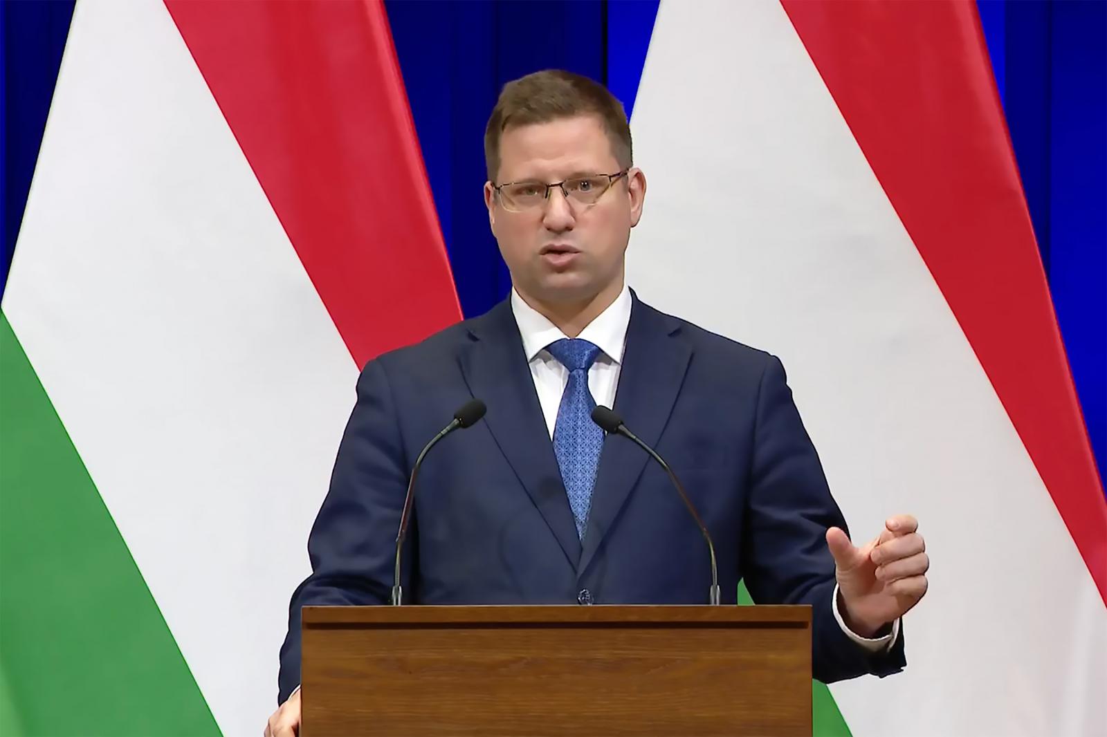 Gulyás Gergely nagyon nem akar válaszolni a kérdésre a fideszes képviselő alapítványának juttatott közpénzről