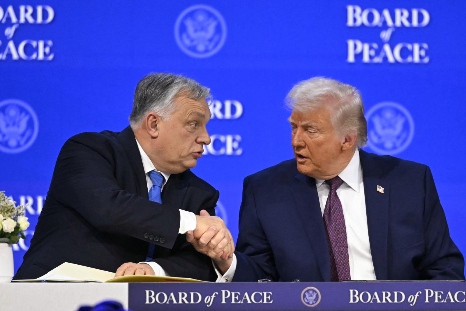 Megalakult Donald Trump Béketanácsa, az amerikai elnök kemény fickónak nevezte Orbán Viktort Davosban