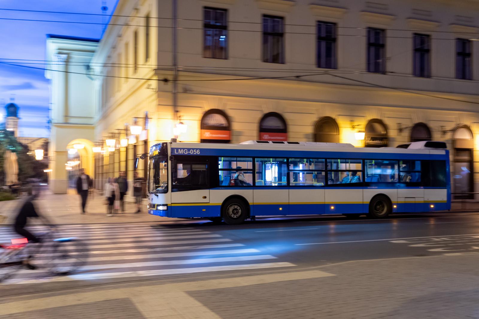 Rendőrként igazoltatott és ellenőrként lépett fel a buszon egy 18 éves fiú Debrecenben