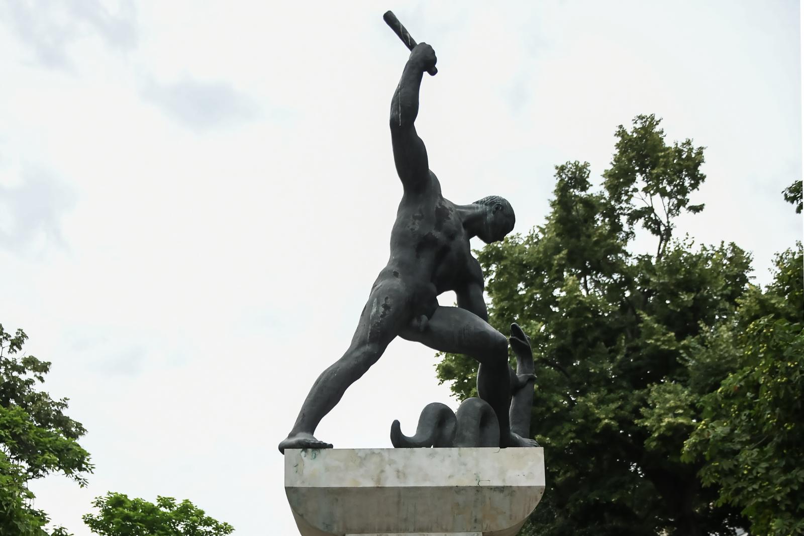 ­Sárkányölő nyomában