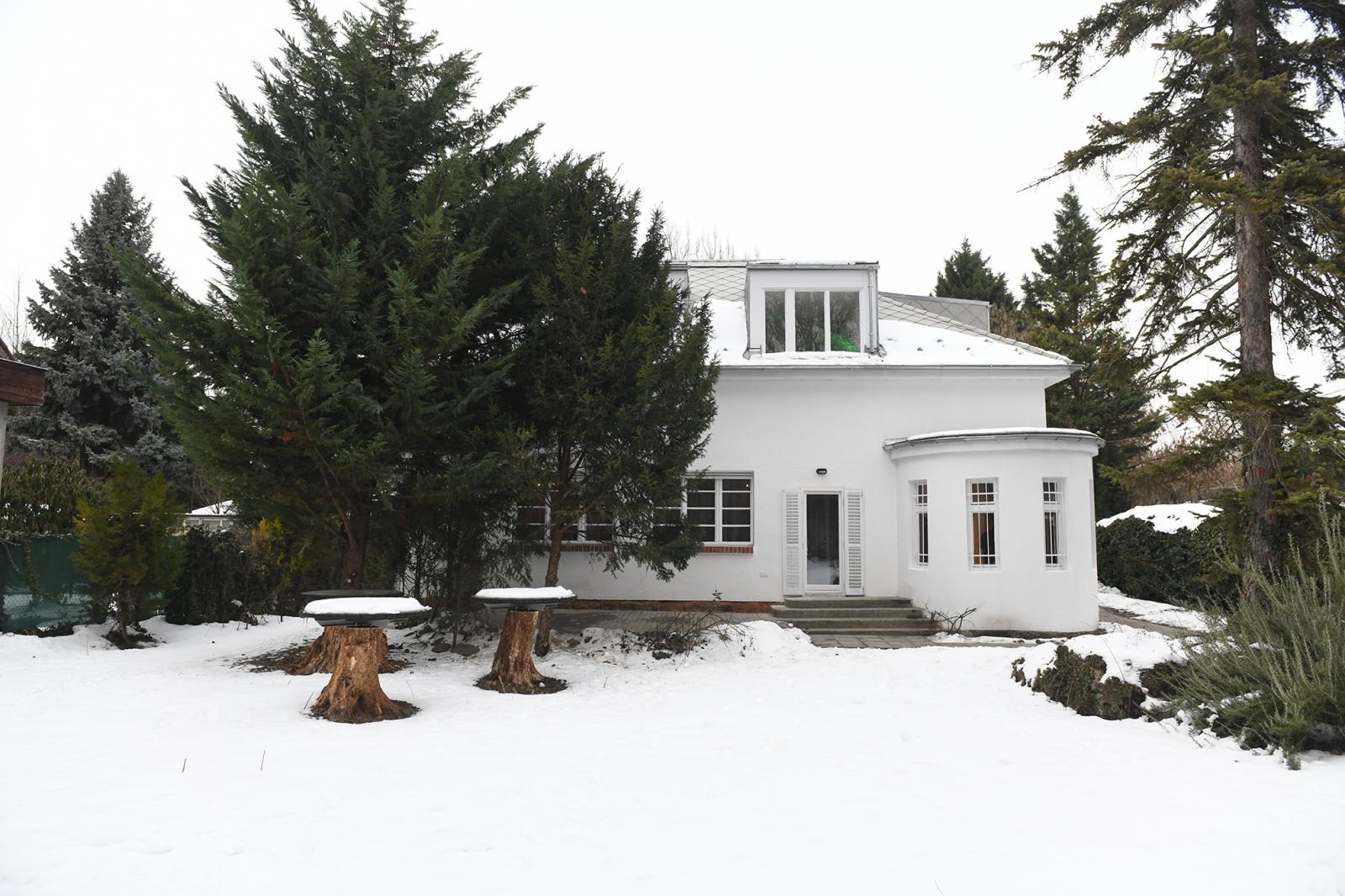 Egy civil kezdeményezés és több száz adományozó kellett hozzá, hogy megmenekülhessen Esterházy Péter egykori otthona