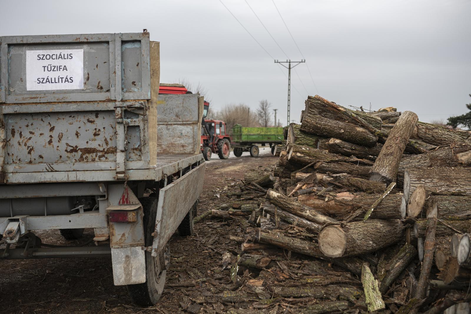 Az állami tűzifából alig jutott el az érintettekhez, ezzel szemben az önkormányzatok össztűz alá kerültek
