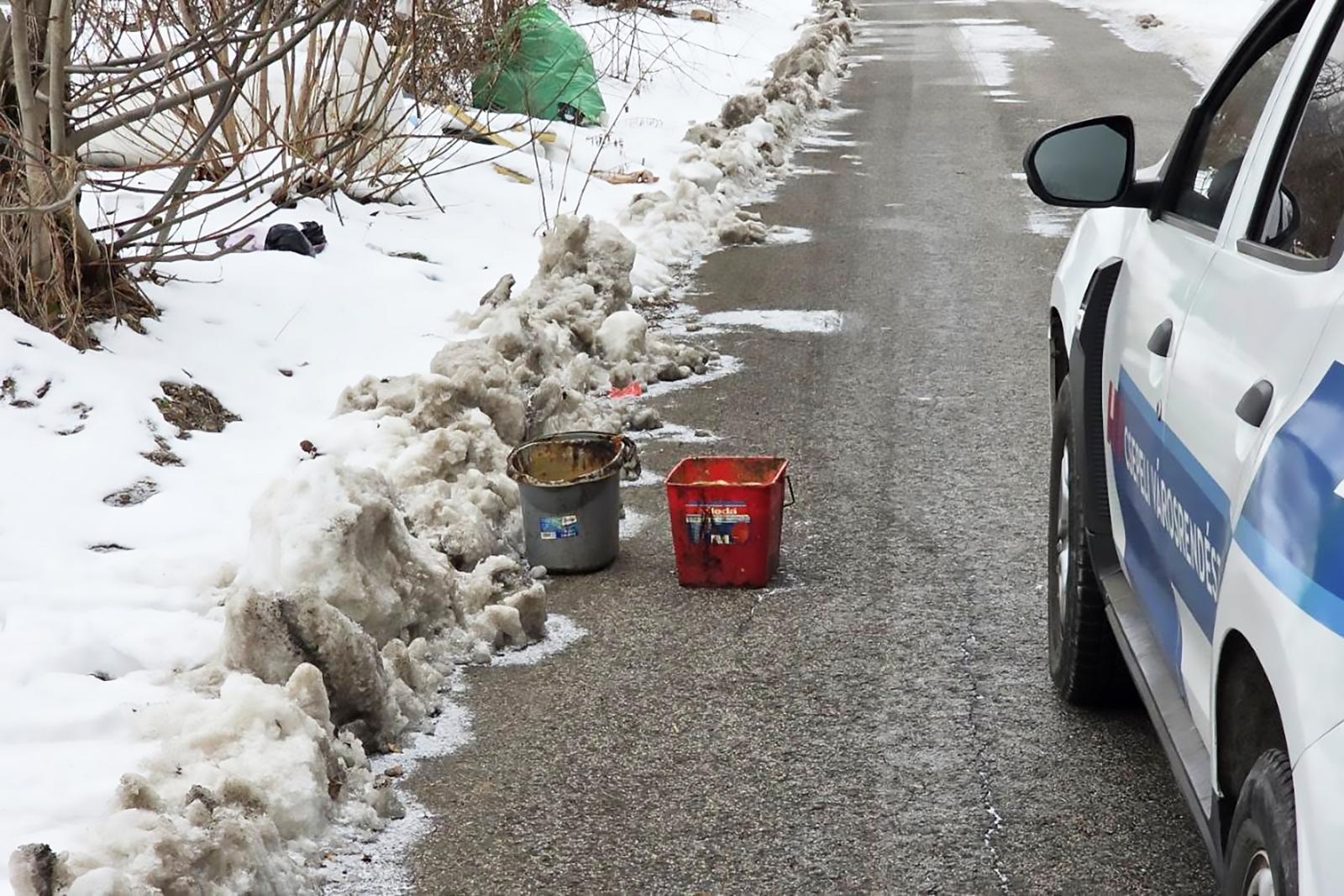 Vödrökkel hordták az emberi ürüléket az utca végébe Csepelen