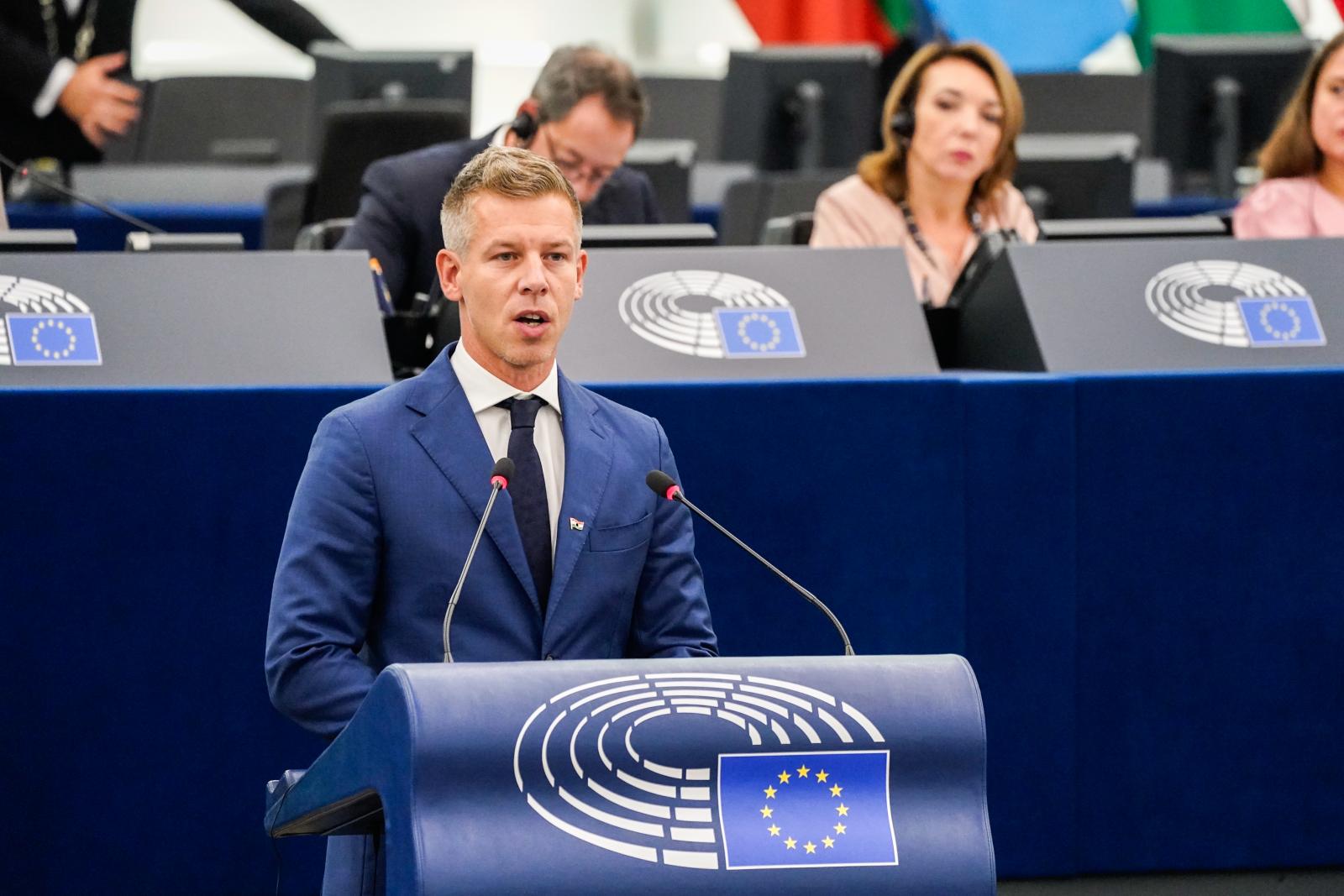 Fél évre eltiltotta a tiszás EP-képviselőket az Európai Néppárt, mert nem vettek részt az Ursula von der Leyen elleni bizalmatlansági indítvány szavazásán