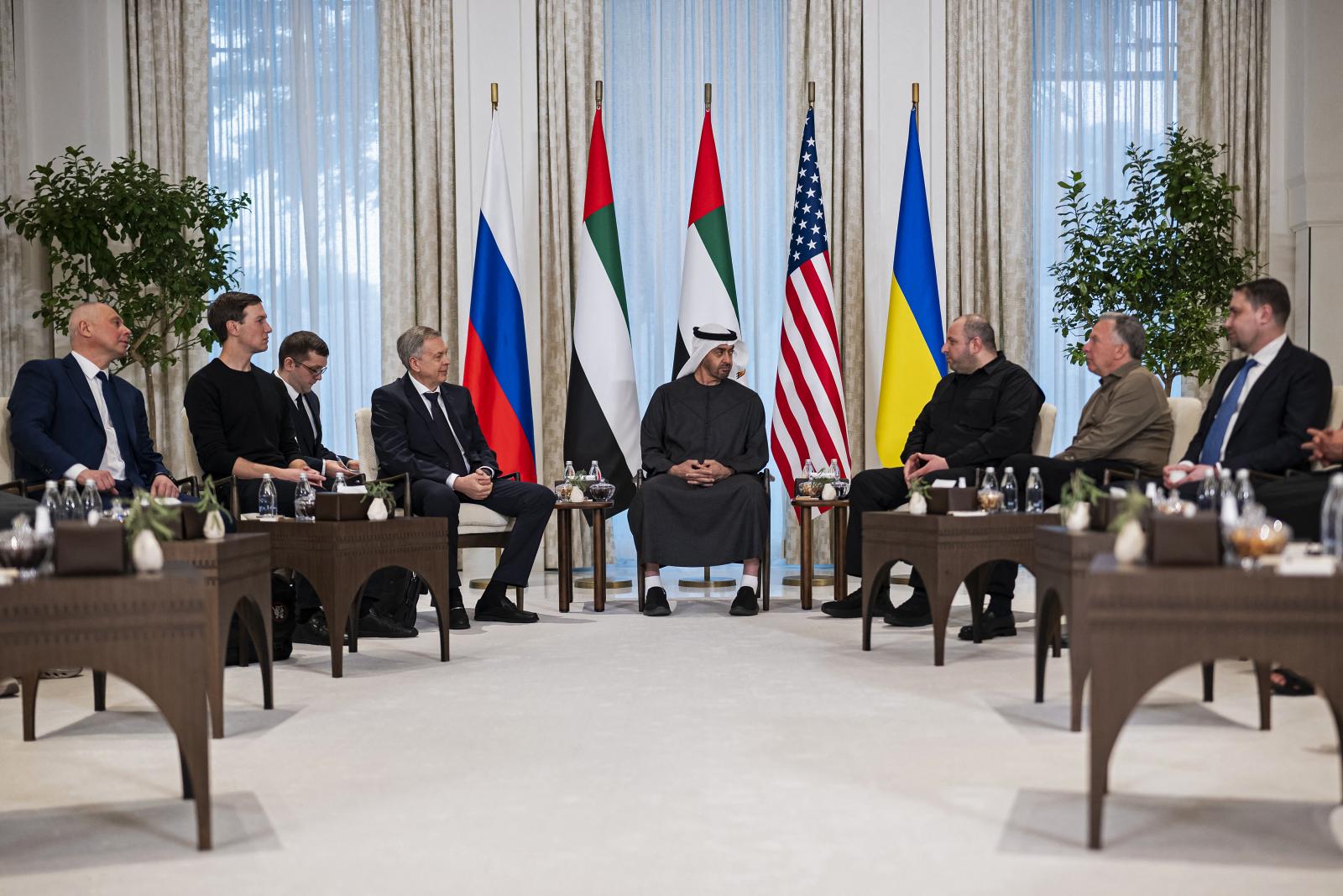 Háromoldalú, amerikai-orosz-ukrán tárgyalások kezdődtek Abu-Dzabiban