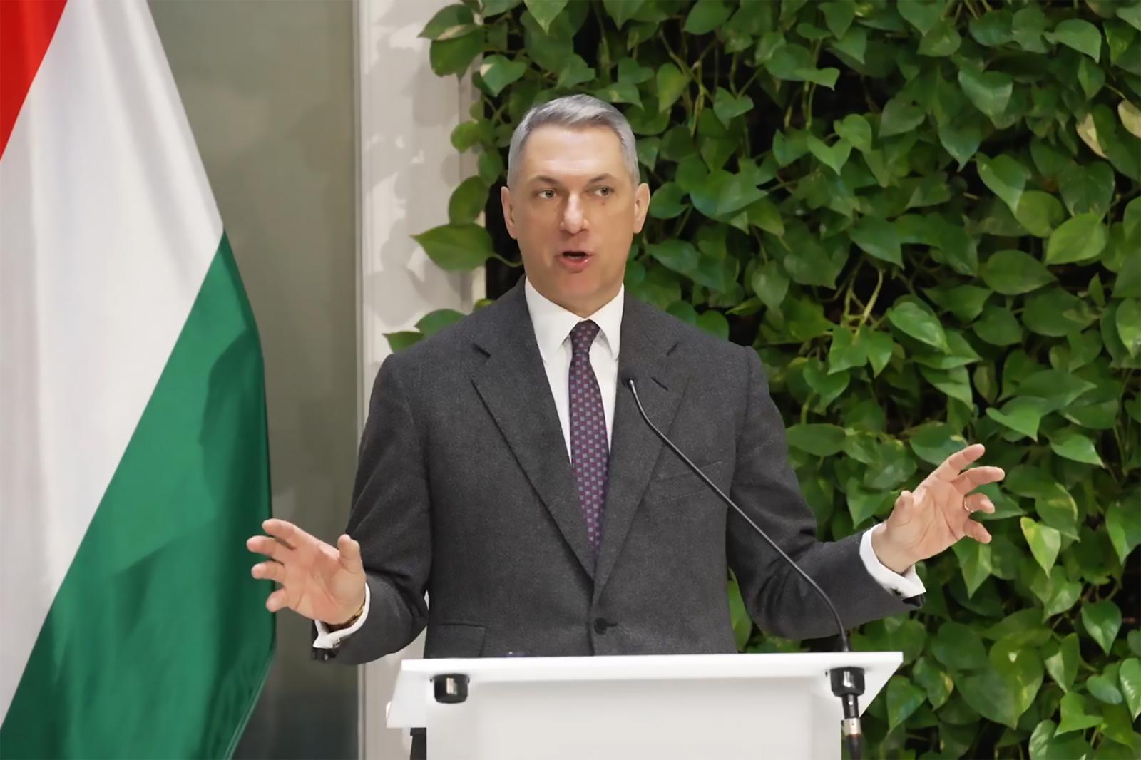 Lázár János szerint pornó árad a Tiszából